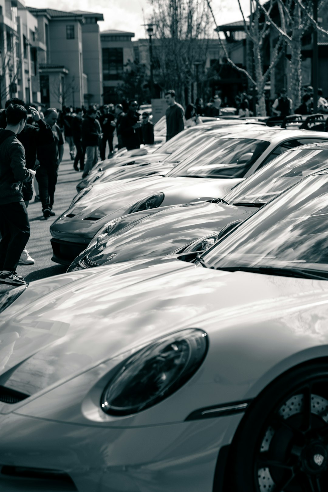 a-row-of-parked-cars-on-a-city-street-o-y5xvi4jeq